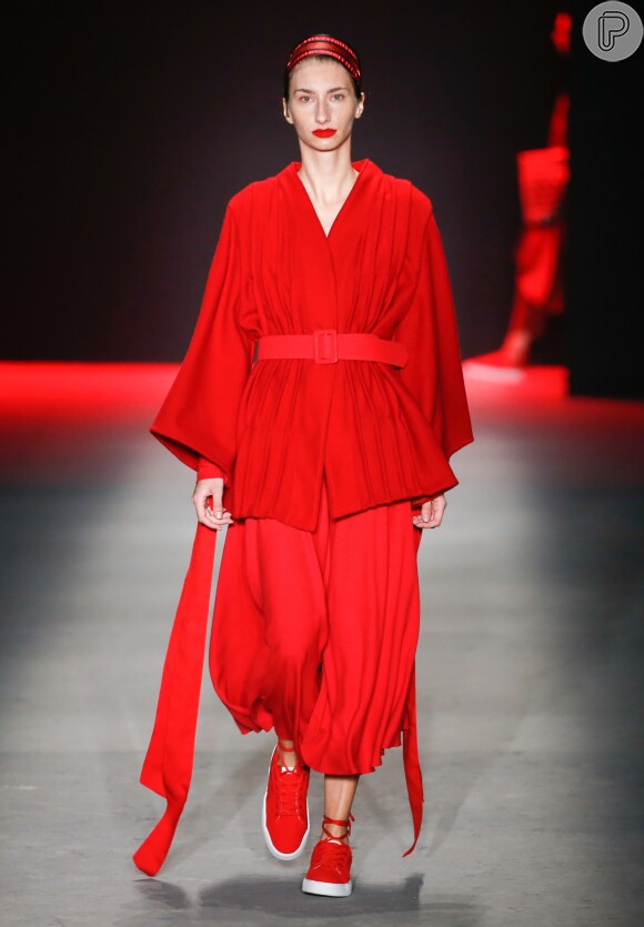 Look em vermelho total da Neriage no são Paulo Fashion Week