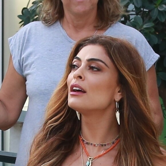 Juliana Paes usa vestido branco com decote em 'v'