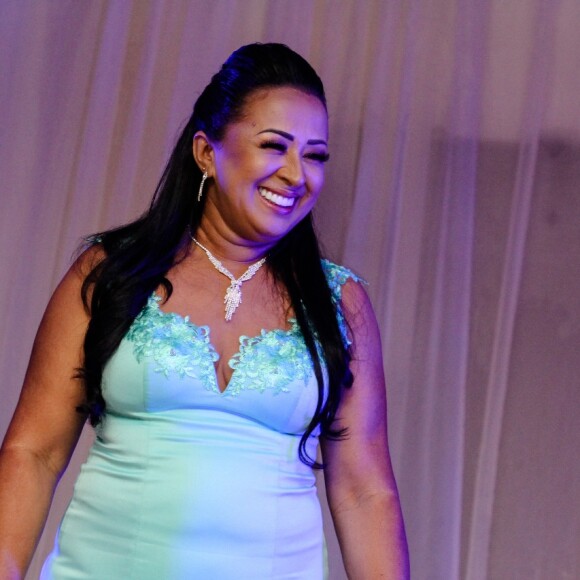A mãe de Whindersson Nunes completou 49 anos e recebeu o youtuber em sua festa de aniversário