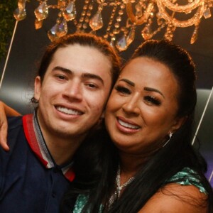 Whindersson Nunes ganhou abraço da mãe, Valdenice, durante a festa