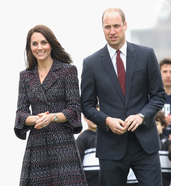 Kate Middleton e príncipe William brincam com os filhos no Jardim de Retorno à Natureza