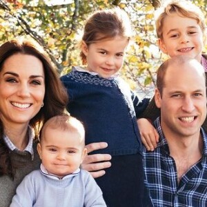 Kate Middleton e príncipe William curtem domingo em jardim com os filhos, em 19 de maio de 2019