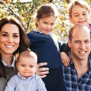 Kate Middleton e príncipe William curtem domingo em jardim com os filhos, em 19 de maio de 2019