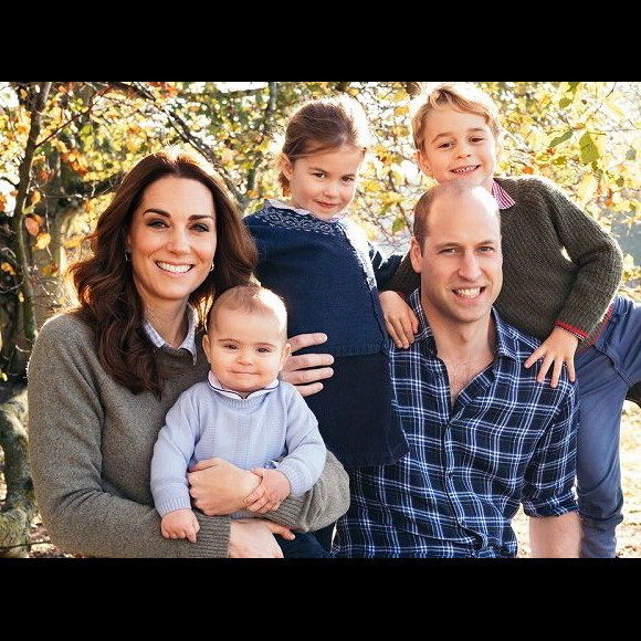 Kate Middleton e príncipe William curtem domingo em jardim com os filhos, em 19 de maio de 2019
