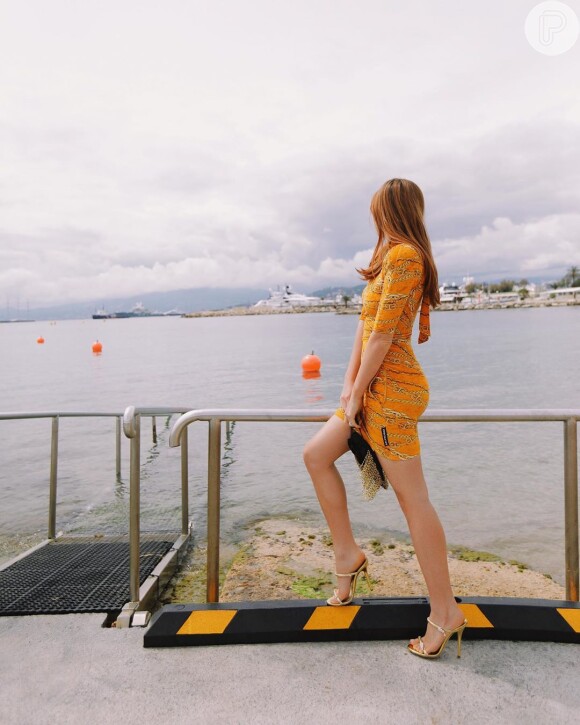 Marina Ruy Barbosa usa sapato de tiras simples dourado para almoçar em Cannes, na França, nesta segunda-feira, dia 20 de maio de 2019