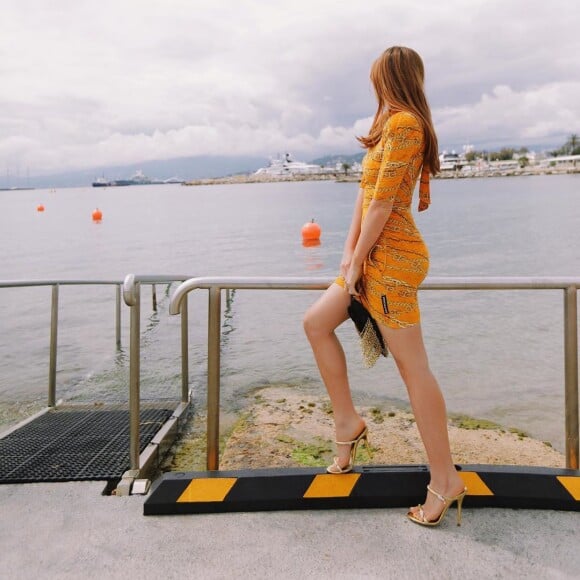 Marina Ruy Barbosa usa sapato de tiras simples dourado para almoçar em Cannes, na França, nesta segunda-feira, dia 20 de maio de 2019