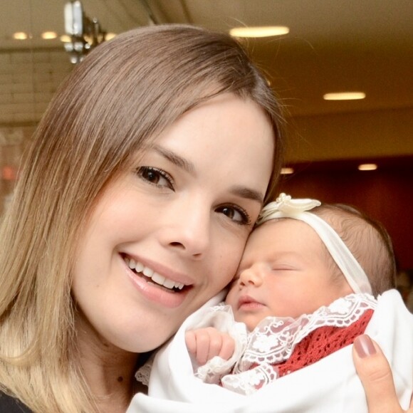 Filha de Thaeme Mariôto, Liz foi elogiada por Claudia Leitte e Eliana. 'Coisa mais linda', disse a cantora. 'Sorriso banguela mais lindo do mundo', completou a apresentadora