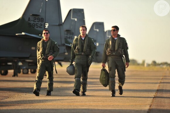 Rodrigo (Thiago Martins), Ciro (Max Fercondini) e Amadeu (Dudu Azevedo) fazem parte do grupo de elite da Força Aérea Brasileira em 'Flor do Caribe', que estreia em 11 de março de 2013