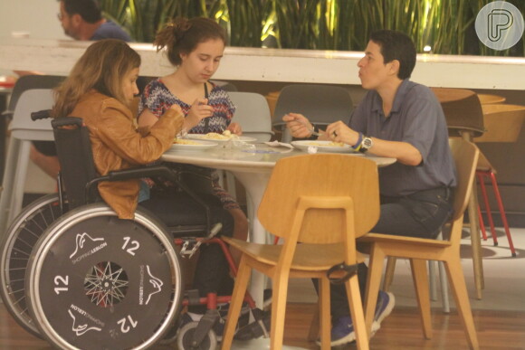 Claudia Rodrigues, a filha, Iza, e a empresária, Adriane Botelho, fizeram uma refeição no shopping Leblon, Zona Sul do Rio