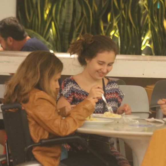 Claudia Rodrigues jantou com a filha, Iza, e a empresária, Adriane Botelho, em shopping do Rio de Janeiro, na noite desta quarta-feira, 22 de maio de 2019