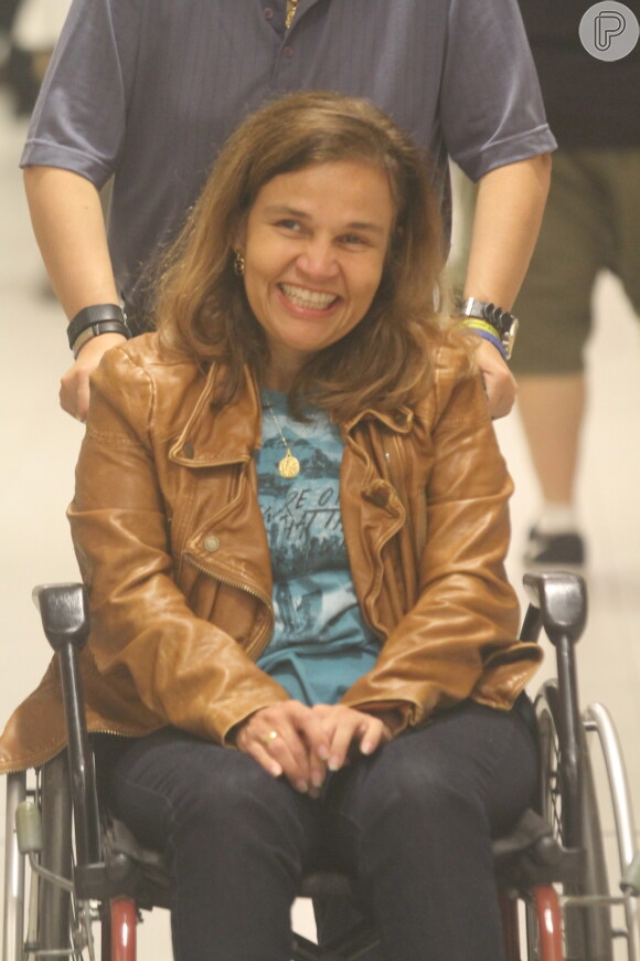Claudia Rodrigues teve auxílio de uma cadeira de rodas para passeio em shopping. Humorista ficou nove dias internada em UTI após apresentar quadro de confusão mental