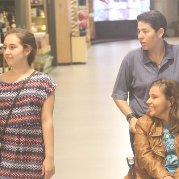 Claudia Rodrigues esbanjou sorrisos em passeio por shopping do Rio