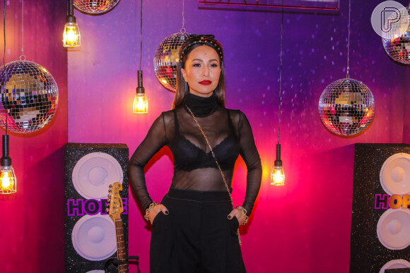 Sabrina Sato arrasou em evento noturno com look com transparência e lingerie è mostra