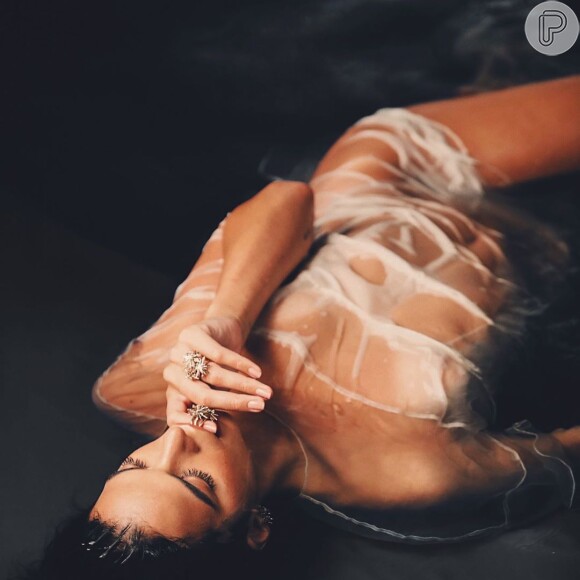 Bruna Marquezine apareceu dentro da água com um look transparente