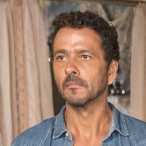 Amadeu (Marcos Palmeira) vai pedir para Maria da Paz (Juliana Paes) esperar por ele na novela 'A Dona do Pedaço'.
