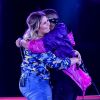 Marilia Mendonça ganha abraço de Gaab em show