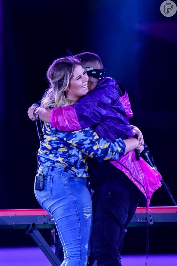 Marilia Mendonça ganha abraço de Gaab em show