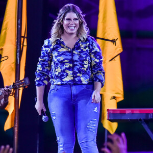 Namorado de Marilia Mendonça, Murilo Huff acompanhou show da cantora da coxia