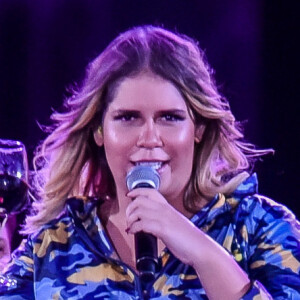 Marilia Mendonça bebe vinho no palco ao gravar DVD do projeto 'Todos os cantos', em Brasília, nesta quarta-feira, 29 de maio de 2019