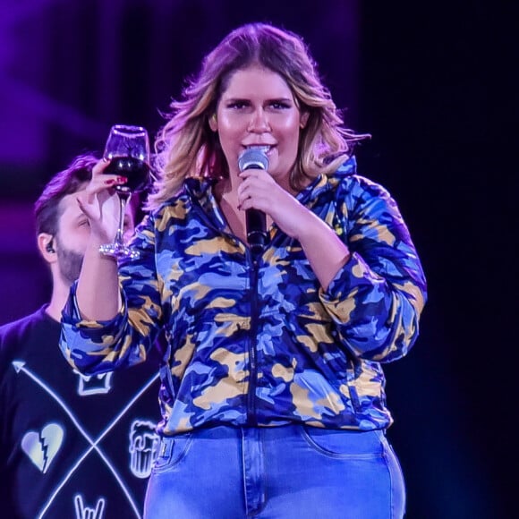 Marilia Mendonça bebe vinho no palco ao gravar DVD do projeto 'Todos os cantos', em Brasília, nesta quarta-feira, 29 de maio de 2019