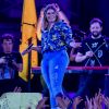 Marilia Mendonça apostou em look com camuflado colorido e jeans detonado para show