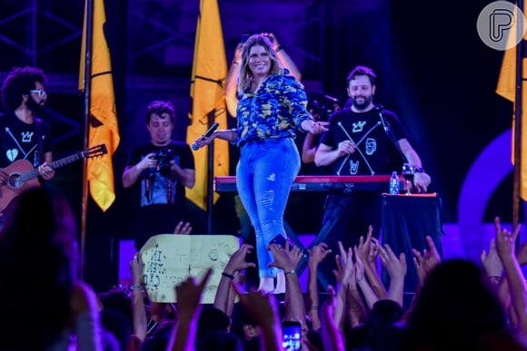 Marilia Mendonça apostou em look com camuflado colorido e jeans detonado para show