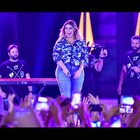 Marilia Mendonça é prestigiada pelo namorado, Murilo Huff, em show