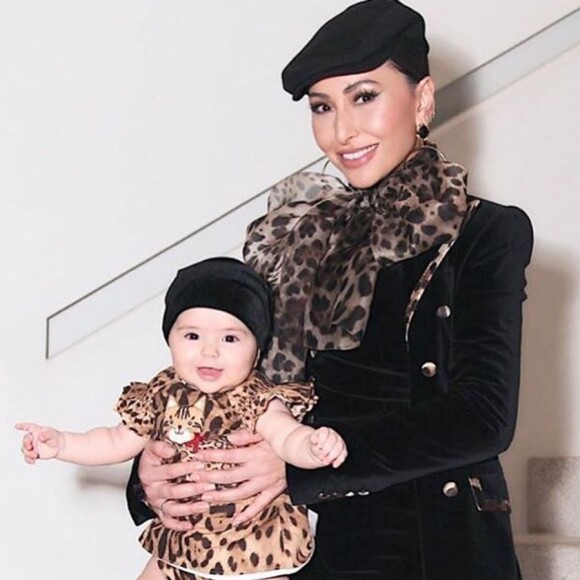 Sabrina Sato combina look de festa com a filha, Zoe, em foto publicada nesta quarta-feira, dia 29 de maio de 2019