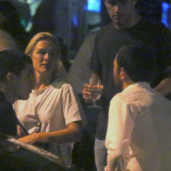 Fiorella Mattheis e o empresário Roberto Marinho Neto, herdeiro das Organizações Globo, mantém namoro, afirmou a assessoria de imprensa da atriz, ao Purepeople: 'Eles seguem juntos, felizes e discretos como sempre'