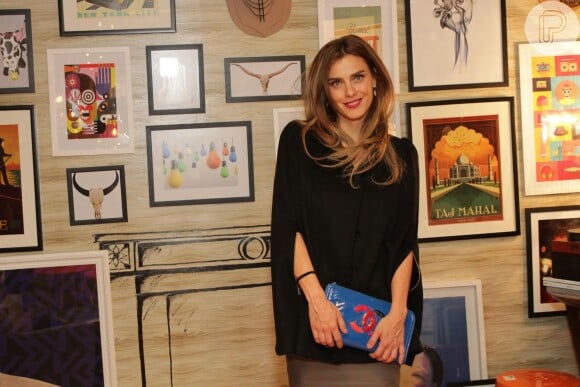 Carolina Dieckmann foi a anfitriã do coquetel de lançamento da loja de decoração Etna, em São Paulo. No envento, a atriz encontrou Otávio Mesquita e foi entrevistada pelo apresentador do programa 'Okay Pessoal', do SBT