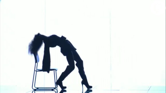 Mesmo não tirando a roupa, Fernanda Lima instigou ao fazer uma dança sensual com a ajuda de uma cadeira