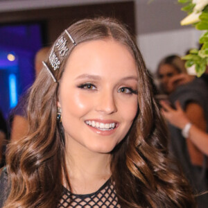 Larissa Manoela apostou em calça metalizada e pochete para aniversário da atriz Bia Jordão em buffet de São Paulo, no final de semana