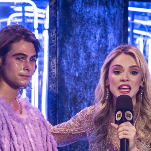 O programa de Manu (Isabelle Drummond) é cancelado na PopTV e na última edição, ela entrevista João (Rafael Vitti) na novela 'Verão 90'.