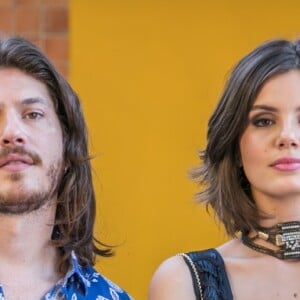 Dandara (Dandara Mariana) vai flagrar Vanessa (Camila Queiroz) e Quinzinho (Caio Paduan) juntos, na novela 'Verão 90'.