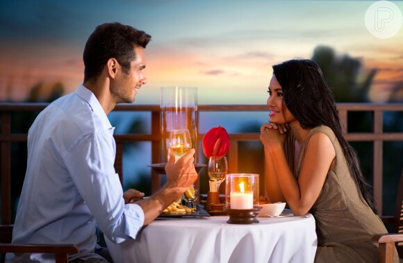 Ao fazer uma janta, uma dica legal é organizar uma mesa romântica, com uma decoração legal