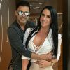 A foto de Graciele Lacerda com o macacão ganhou comentários apaixonados do noivo da jornalista, Zezé Di Camargo, no Instagram.