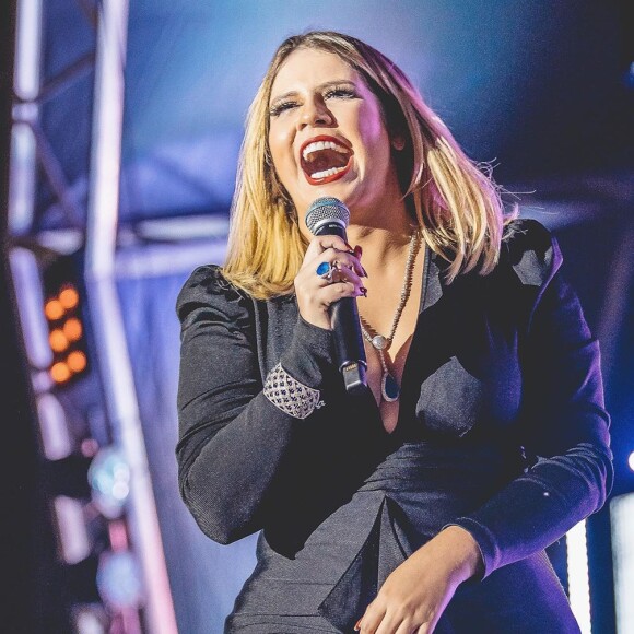 Eliana Martins, responsável pela técnica microemborrachada, explica procedimento feito em Marilia Mendonça: 'A técnica é uma microtela fininha, com fios humanos selecionados e de alta qualidade'