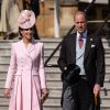 Kate Middleton aderiu look monocromático em tom de rosa suave e combinou com fascinator