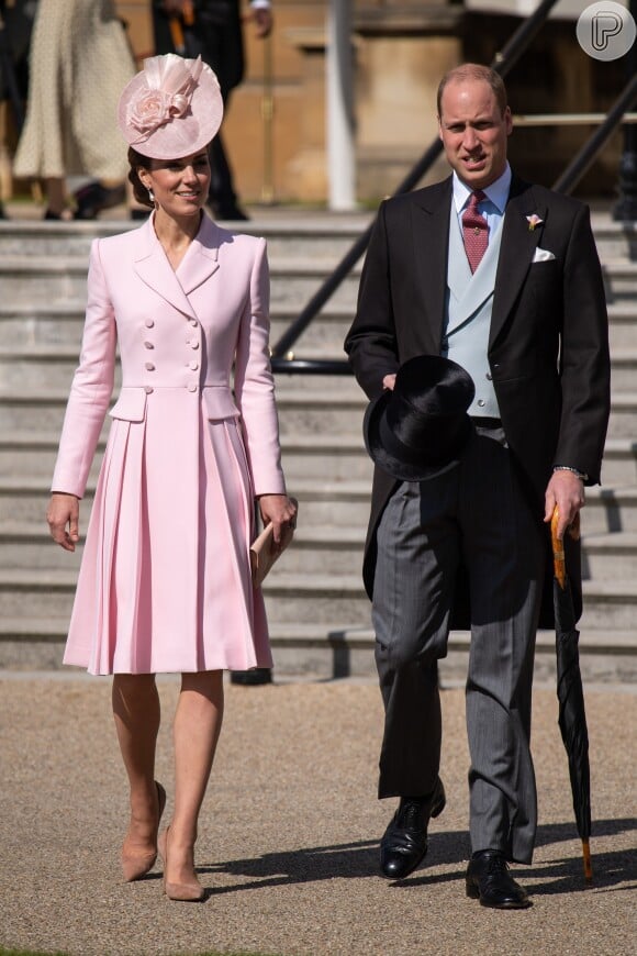 Kate Middleton aderiu look monocromático em tom de rosa suave e combinou com fascinator