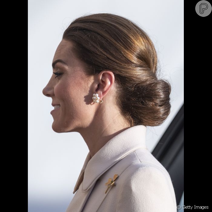 Kate Middleton usa coque baixo lateral em evento oficial - Purepeople