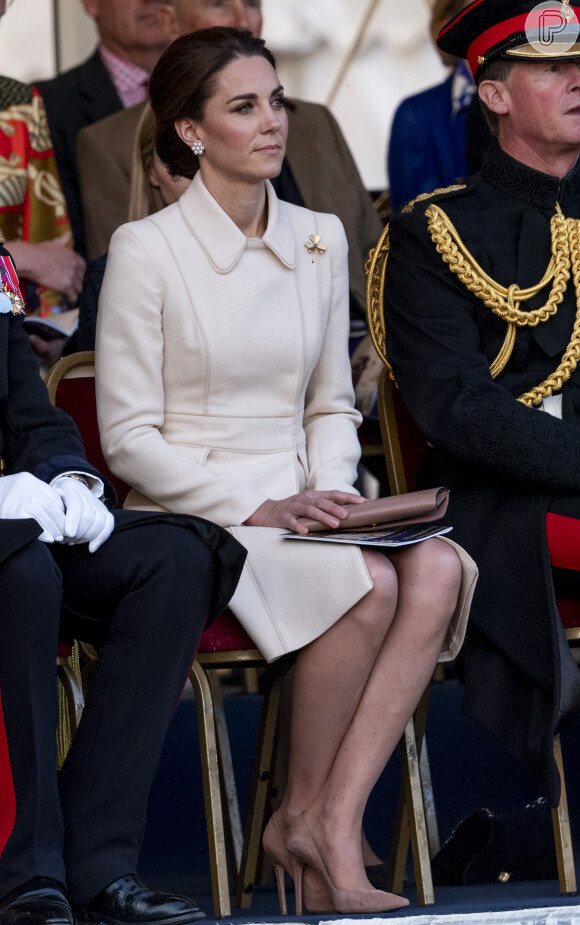 Kate Middleton elegeu look monocromático em visual em tom de creme