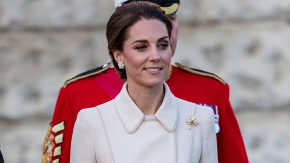 Depois de vestido princesa, Kate Middleton esbanja elegância em look off white