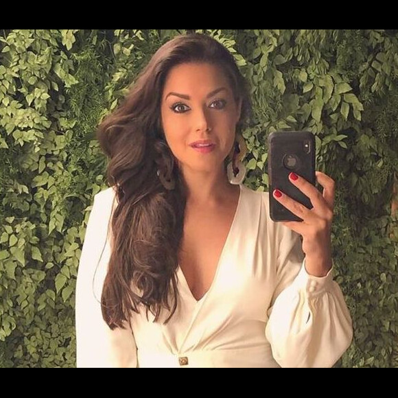 Thais Fersoza usou vestido curto branco e aprovou look nesta sexta-feira, 7 de junho de 2019