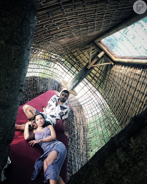 Anitta e Pedro Scooby posaram para fotos durante viagem a Bali