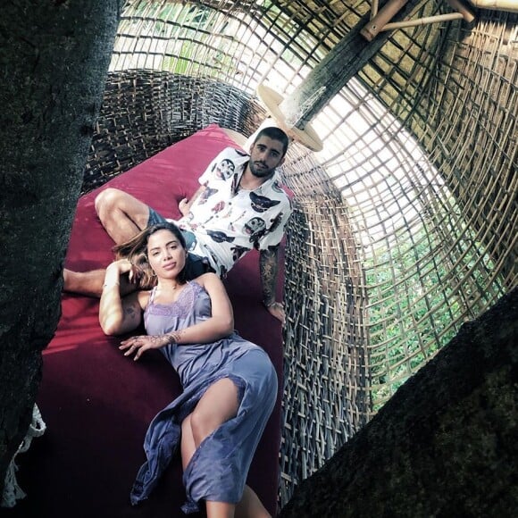 Anitta e Pedro Scooby posaram para fotos durante viagem a Bali