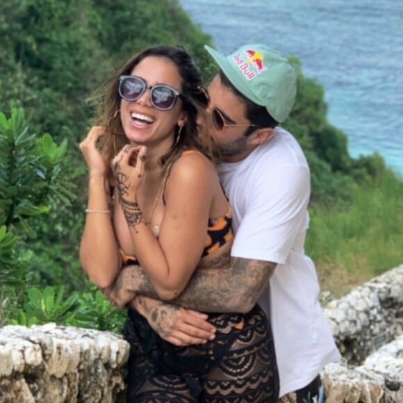 Anitta e Pedro Scooby assumiram namoro durante viagem à Indonésia