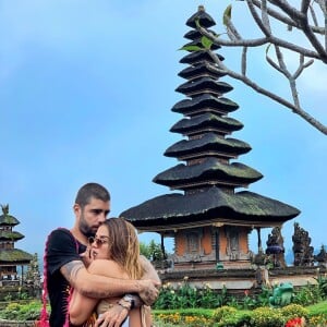 Anitta e Pedro Scooby posam abraçados em Bali