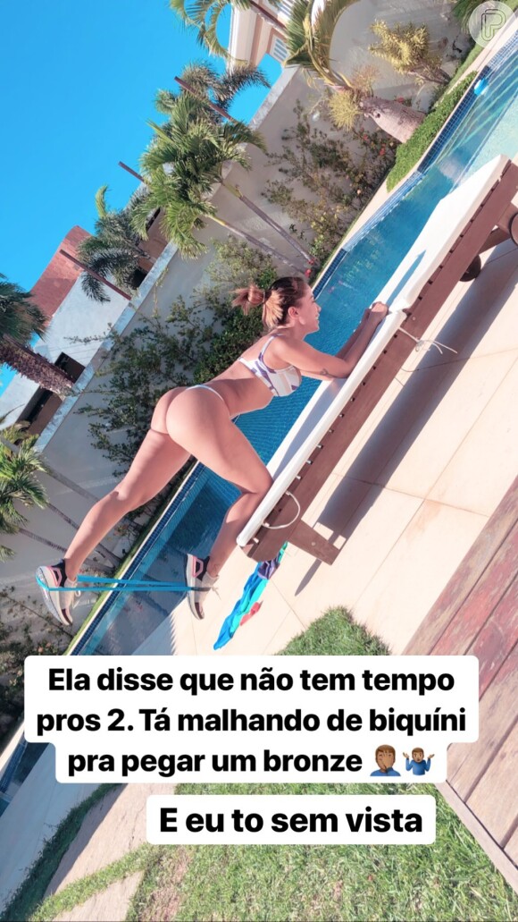 Anitta malha de biquíni e tênis à beira da piscina