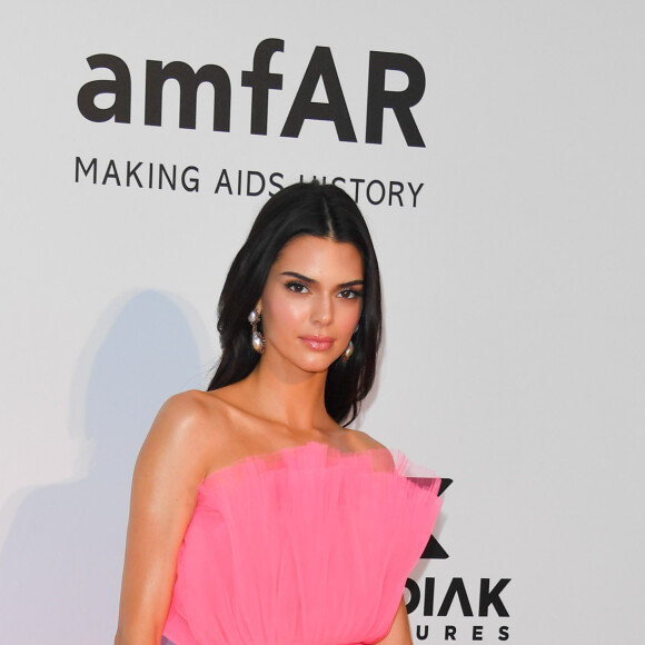 Kendal Jenner com risca central e fios soltos, penteado simples para deixar o look brilhar