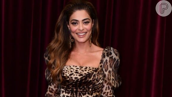 Juliana Paes com o cabelo todo para trás e uma tiara prendendo os fios, uma boa opção para as mais moderninhas e lembra um estilo dos anos 60